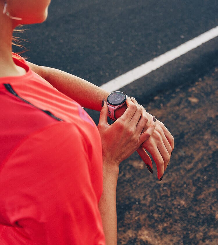 Ragazza che monitora il suo allenamento sul suo orologio Garmin Forerunner