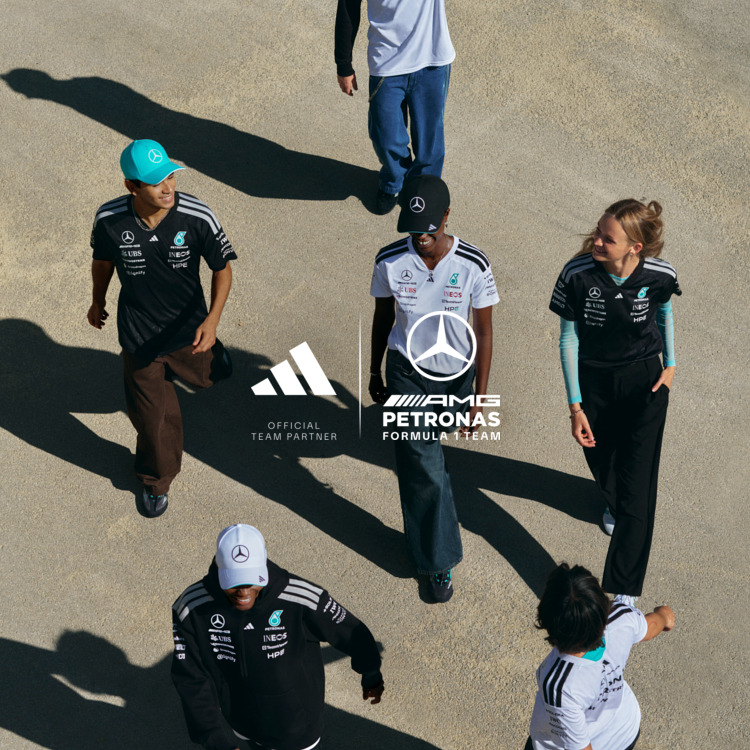 Ragazzi che indossano abbigliamento adidas X Mercedes