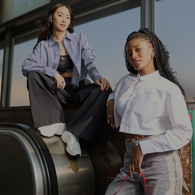 Due ragazze vestite lifestyle alla moda