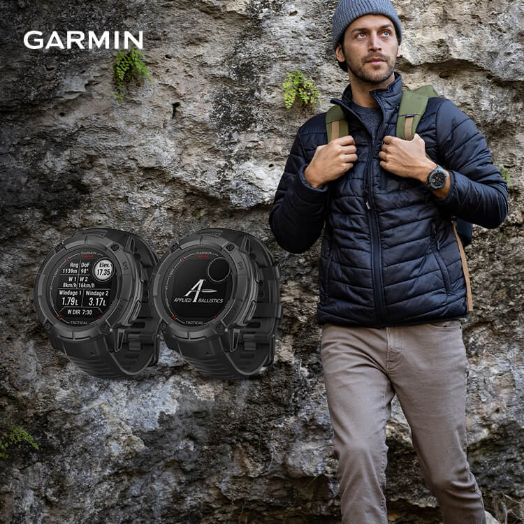 Uomo in montagna con Garmin Instinct Solar