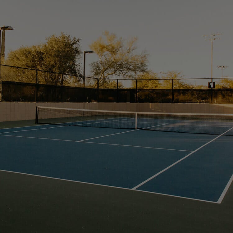 Vista su un campo da padel vuoto