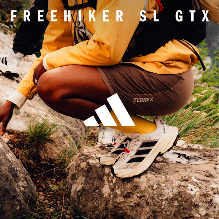 Ragazzo che indossa scarpe da trekking adidas Freehiker SL GTX