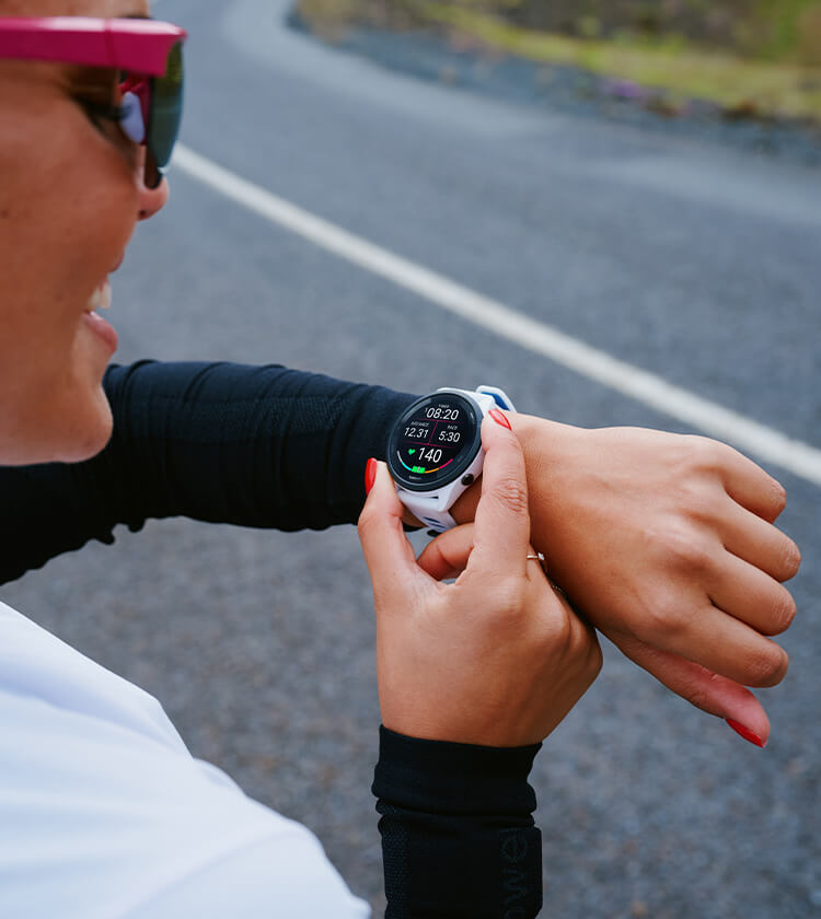 Ragazza che guarda smartwarch Garmin dopo una corsa