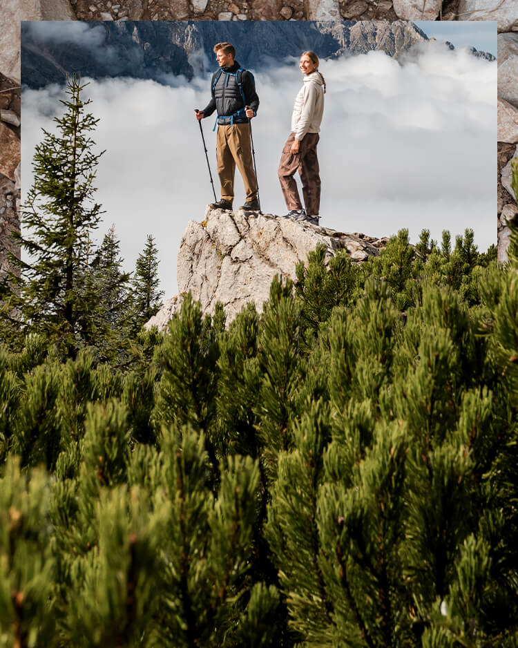 Ragazzo e ragazza che fanno trekking in montagna