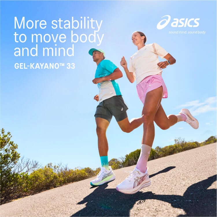 Ragazzi che corrono con scarpe da running Asics Gel-Kayano 33