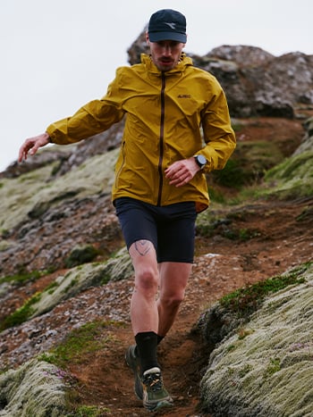 Ragazzo che indossa abbigliamento tecnico montagna