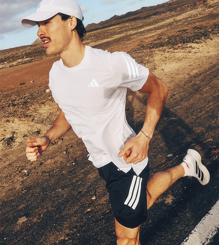 Ragazzo che corre su strada a Lanzarote