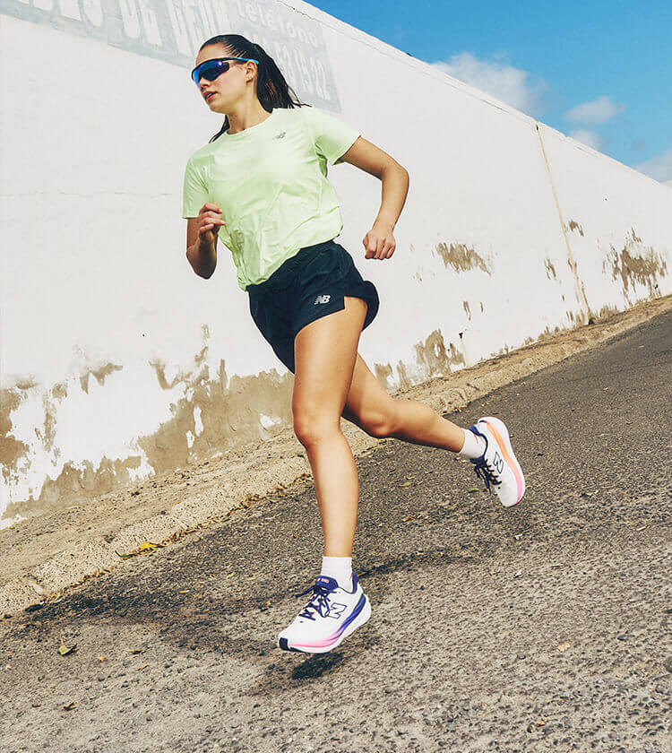 Ragazza che corre in citt&agrave;