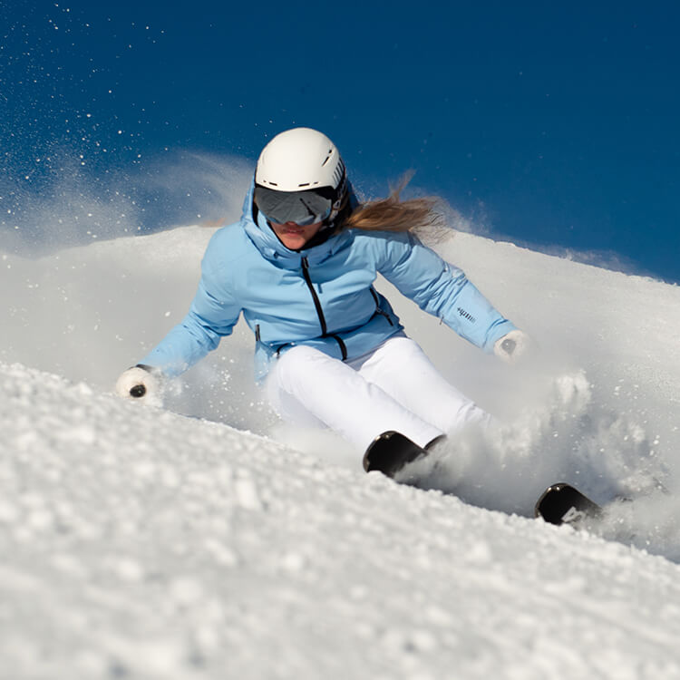 Ragazza che scia in montagna