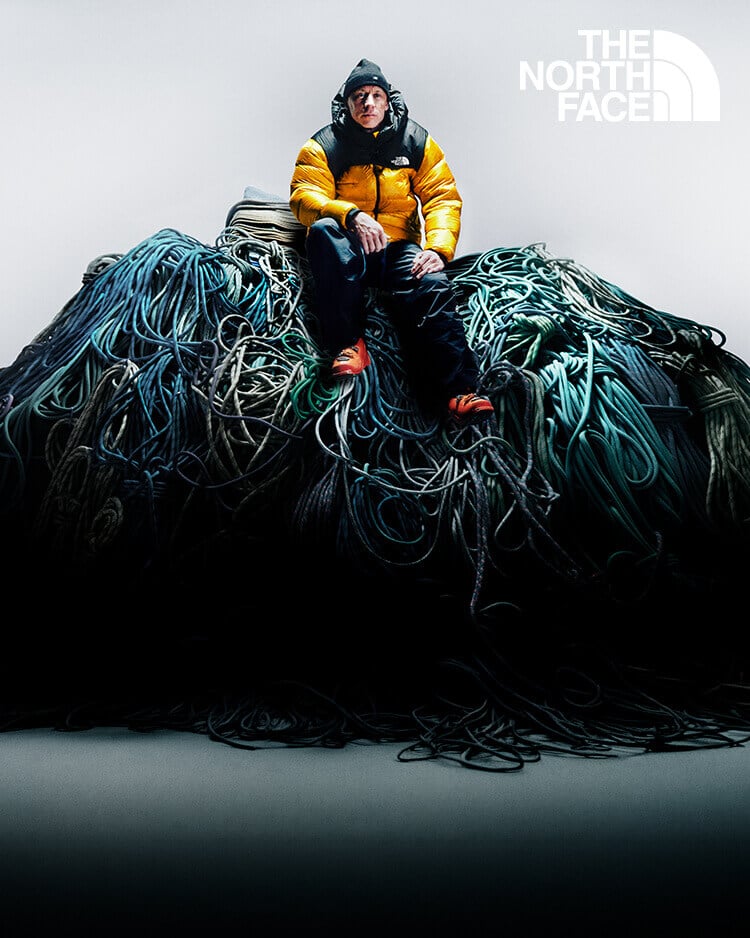 Ragazzo che indossa giacca outdoor The North Face Nuptse
