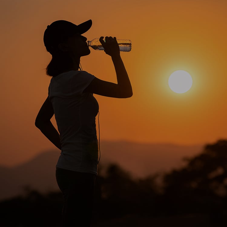 Ragazza che si idrata post-corsa