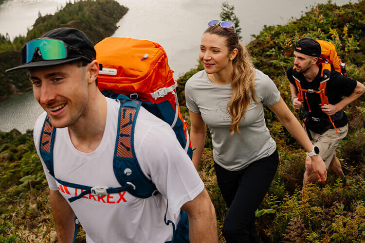 Gruppo di ragazzi che fa trekking in montagna