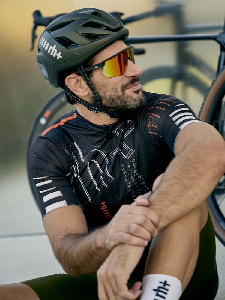 Uomo che va off road con mountain bike