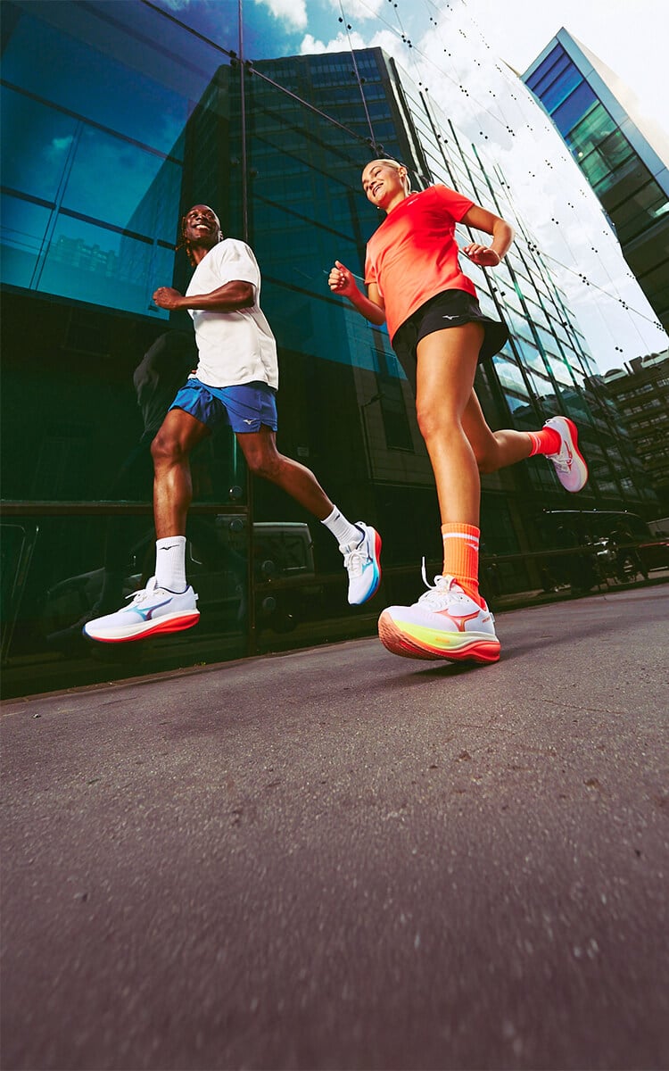 Ragazzi che corrono con scarpe da running Mizuno Wave Rider 30