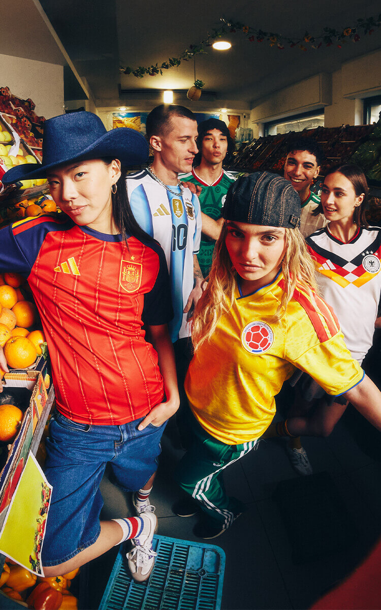 Ragazzi che indossano maglie ufficiali adidas Mondiali 2026